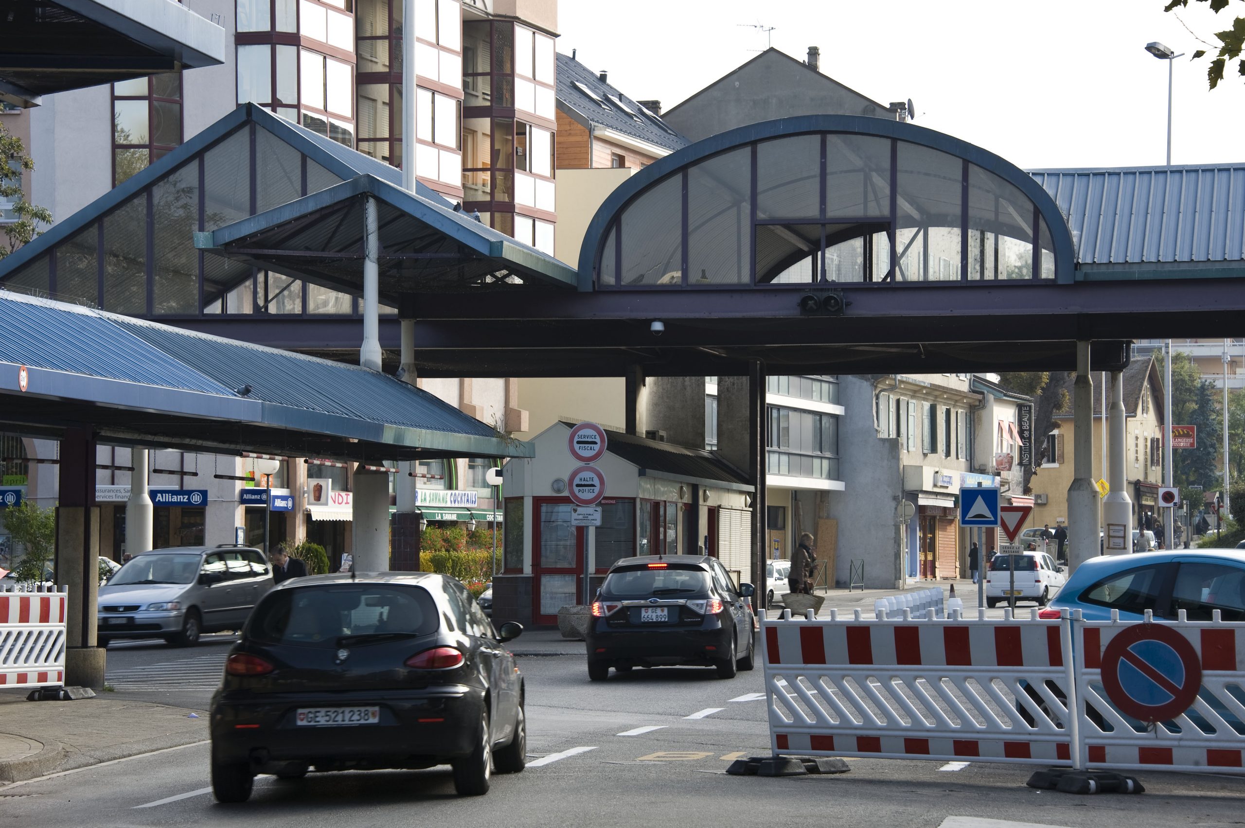 ©-European-Union-2011, Border crossing between Gaillard in France and Geneve in Switzerland on 15 october 2011.